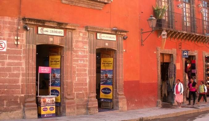 Les enseignes discrètes des commerçants de San Miguel