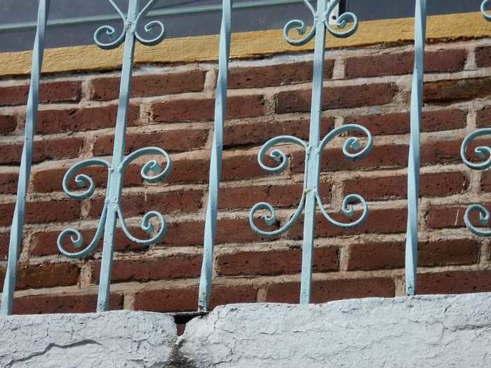 Ces grilles de ferronnerie qui arrêtent le regard mais parfois le captivent