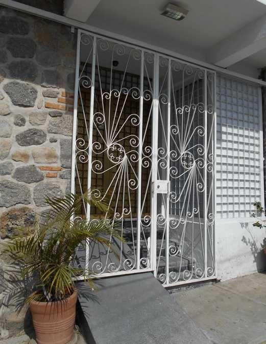 Ces grilles de ferronnerie qui arrêtent le regard mais parfois le captivent