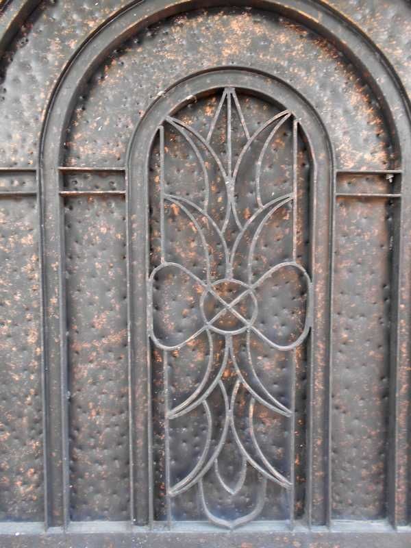 Ces grilles de ferronnerie qui arrêtent le regard mais parfois le captivent