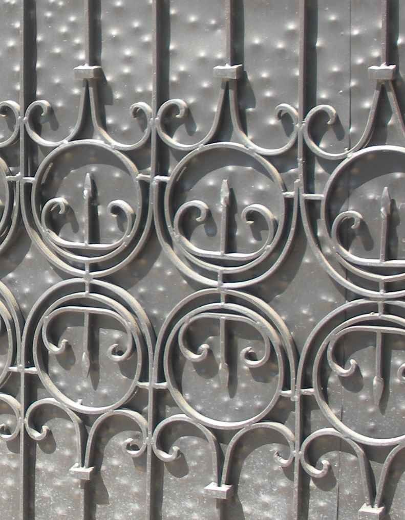 Ces grilles de ferronnerie qui arrêtent le regard mais parfois le captivent