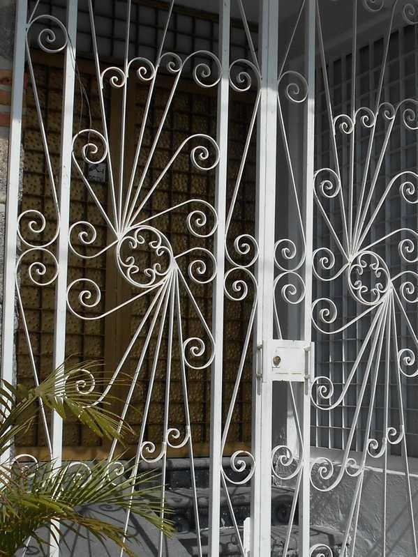 Ces grilles de ferronnerie qui arrêtent le regard mais parfois le captivent