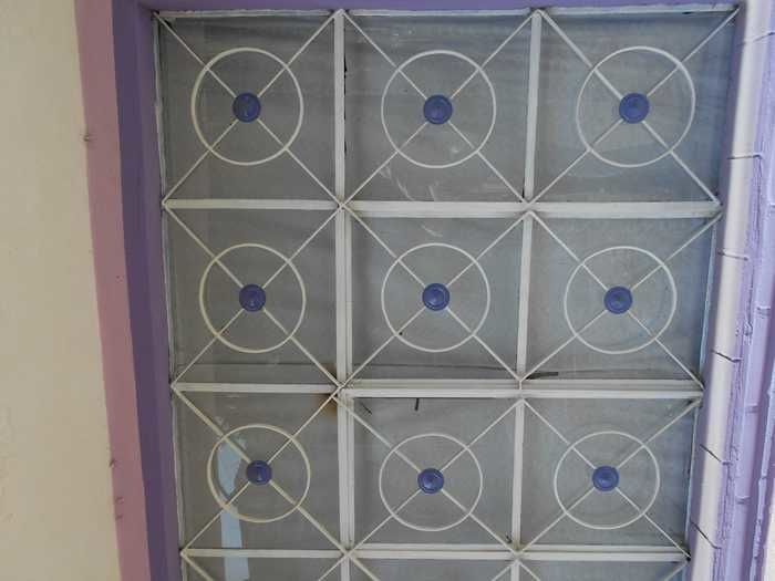 Ces grilles de ferronnerie qui arrêtent le regard mais parfois le captivent