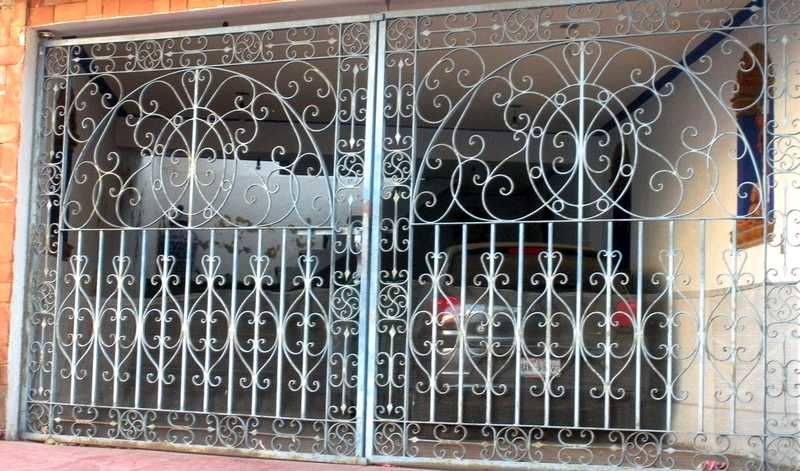 Ces grilles de ferronnerie qui arrêtent le regard mais parfois le captivent