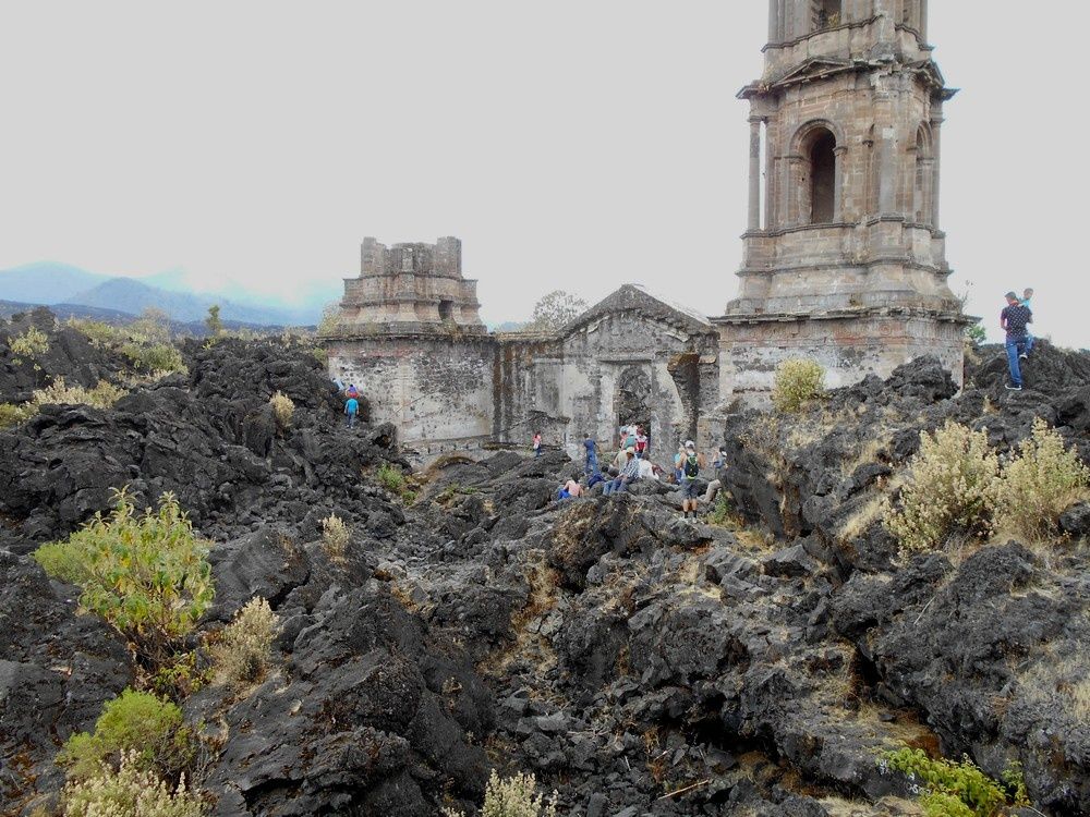 Une église dans les vagues de lave du Paricutin