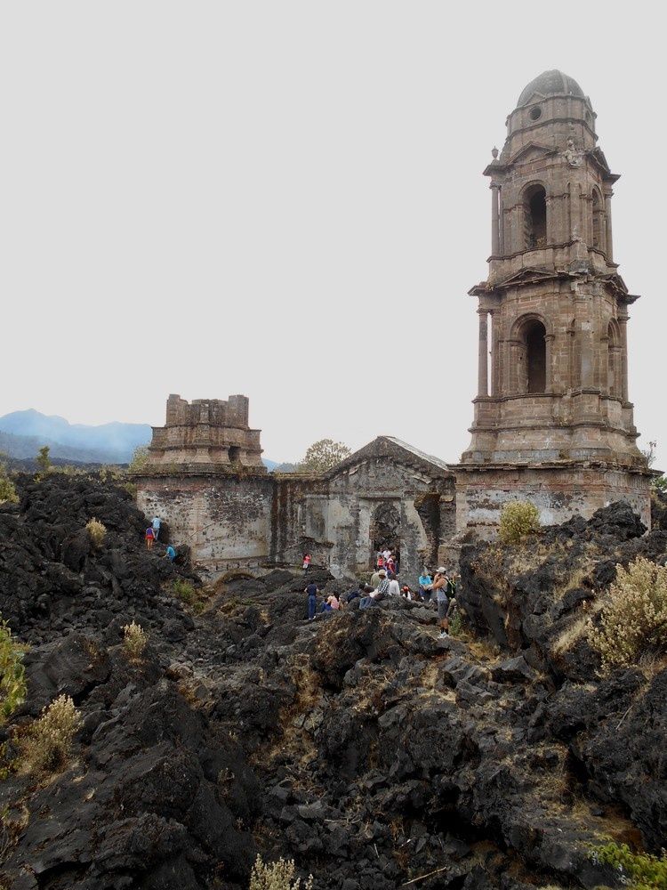 Une église dans les vagues de lave du Paricutin
