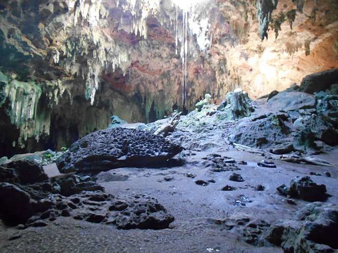 Fleurs de pierre en sous-sol à Loltún, dans les profondeurs de roches et de millénaires
