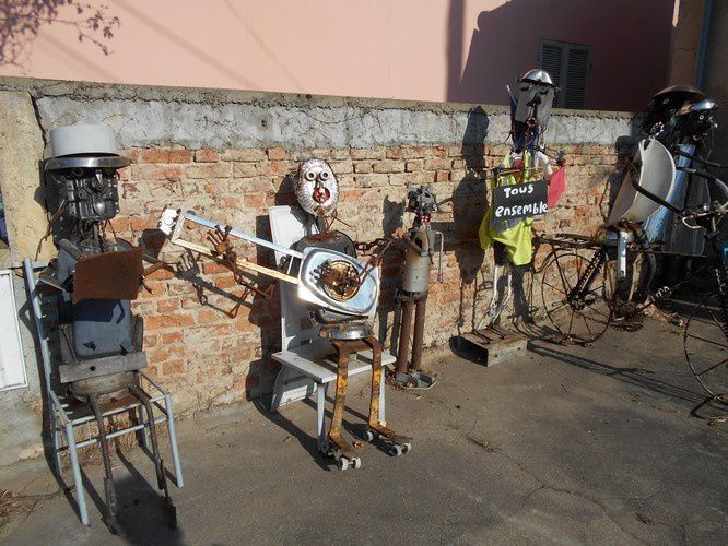 A voir : les sculptures assemblées bout à bout d'Abou