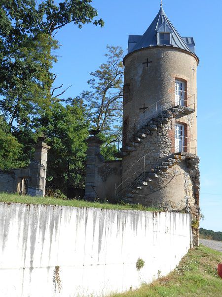 Une tour originale à Vergoncey, commune de Curgy