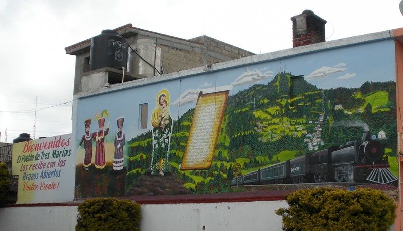 La fresque proche de l'église avec le sommet de la montagne et au pied le train dont on n'a pas, ici, perdu le souvenir