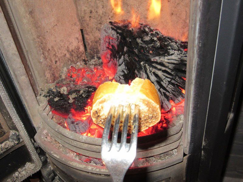 Le pain grillé à la cheminée