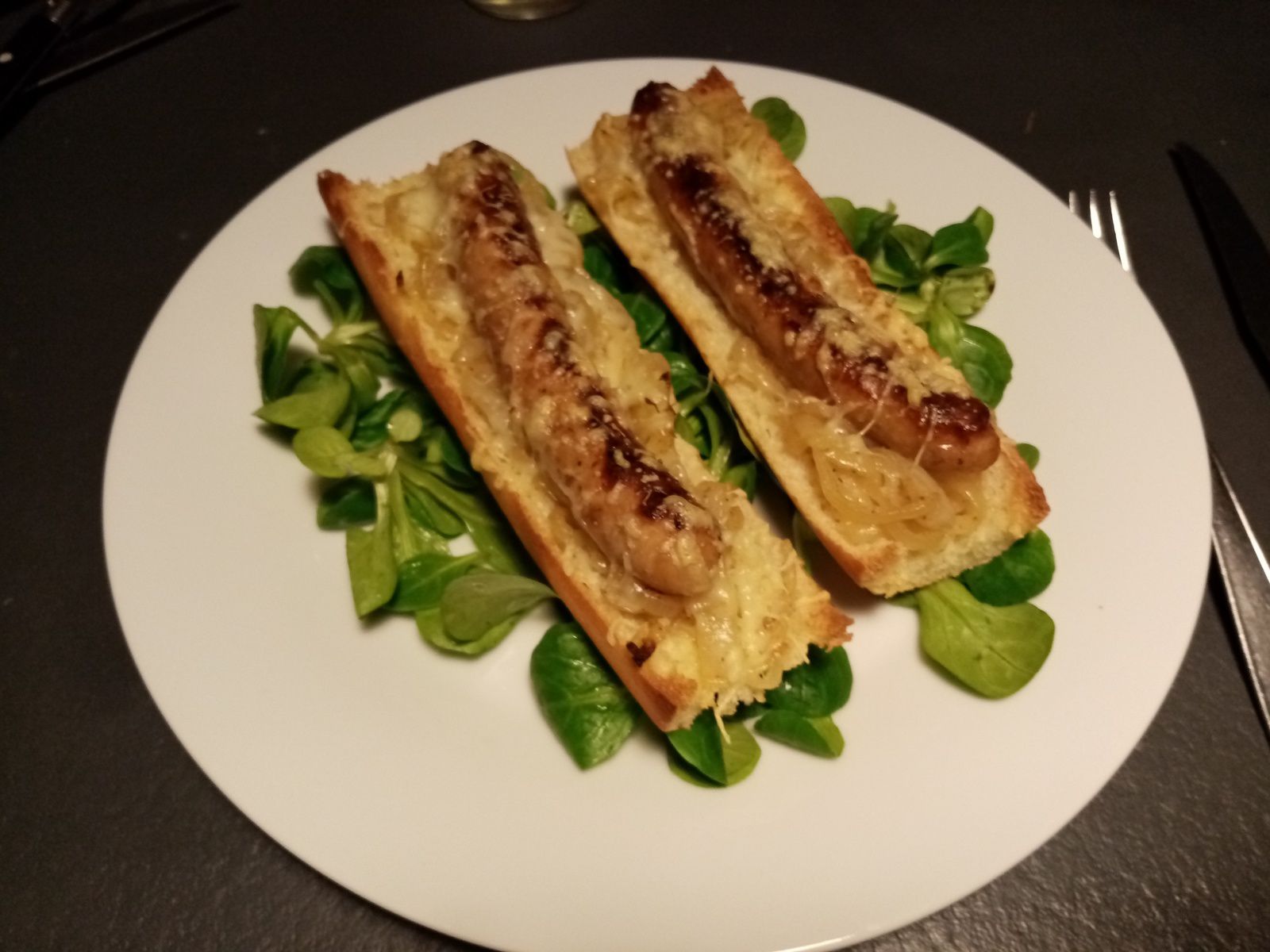 Tartine gratinée aux oignons et aux saucisses (companion ou pas)