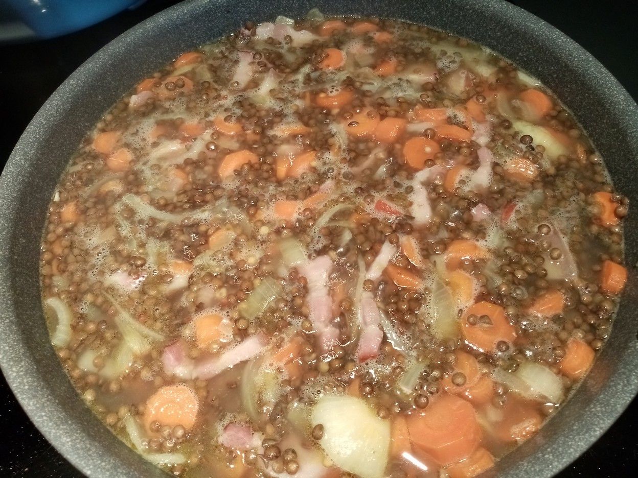 Lentilles carottes lards et saucisses