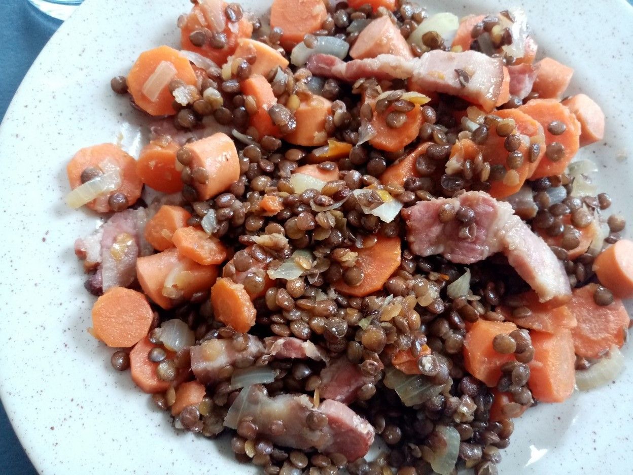 Lentilles carottes lards et saucisses