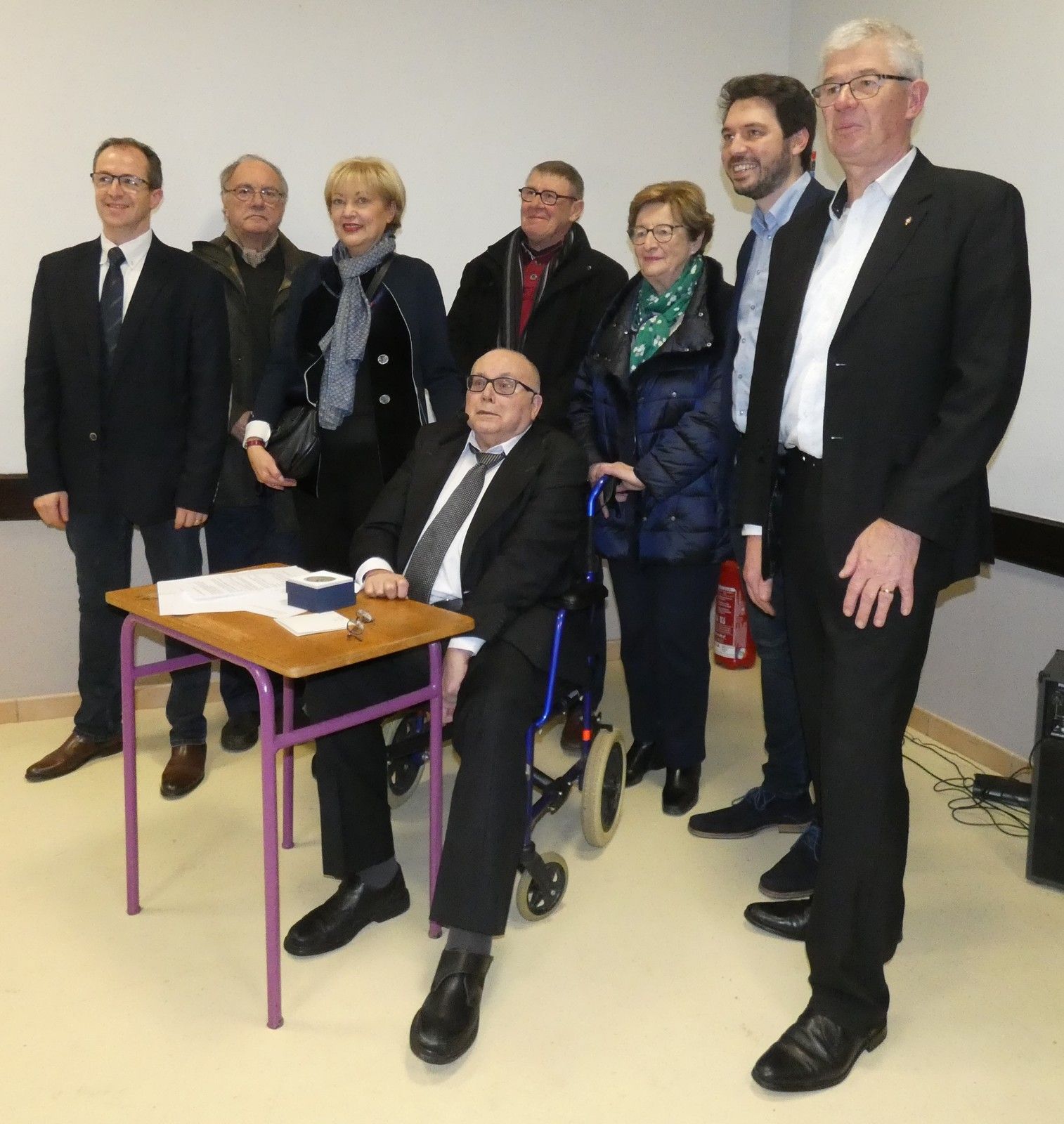 Claude Vasset entouré de Christophe FRANCOIS, maire d'Omissy, France DELTOUR, maire de Croix-Fonsomme, Pascal GRUNY, sénatrice, Christain PIERRET, maire de Fonsomme, Anne CARDON, maire de Remaucourt, Thomas DUDEBOUT, conseiller départemental et Fabien BLONDEL, maire de Lesdins.