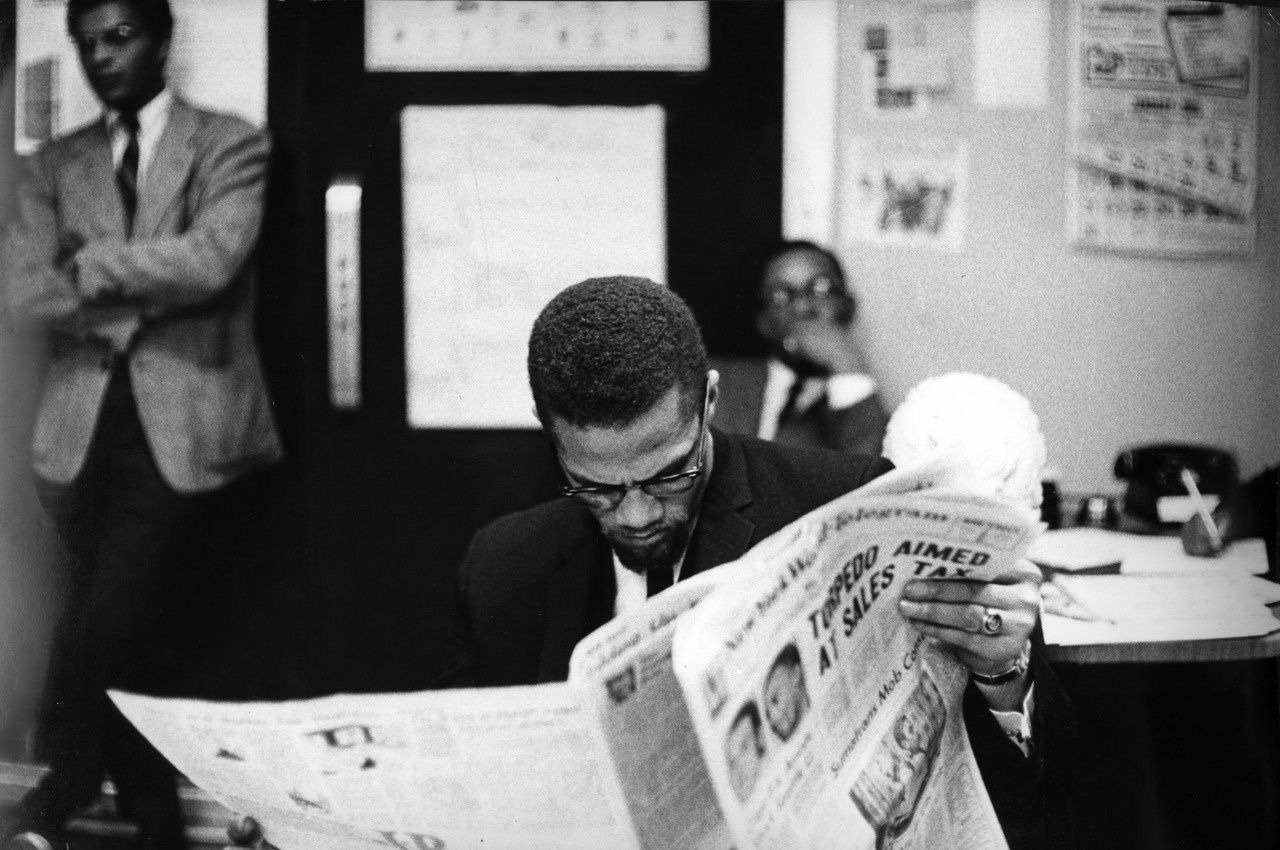 I like reading newspapers. Malcolm x Interview. Малькольм Маклин коммуникация. Garlem City Malcolm x. Малком Уотерс глобализация.