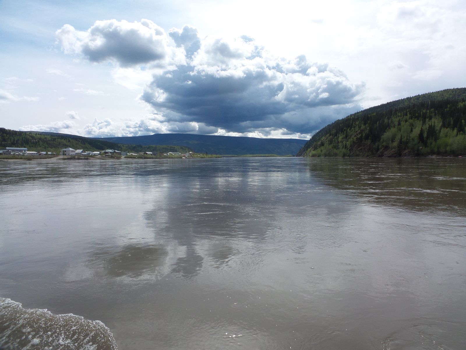 Traversée du fleuve Yukon pour la Route Top of the World qui mène jusqu'à l'Alaska