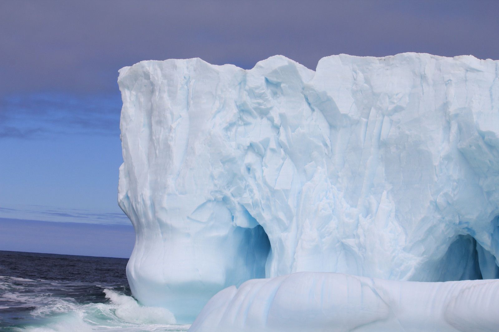 Certaines formes sont spectaculaires. La couleur et la texture des icebergs sont aussi intéressantes. Parfois il y a des roches prises dans le iceberg. Ce sont de véritables œuvres d'art de la nature.