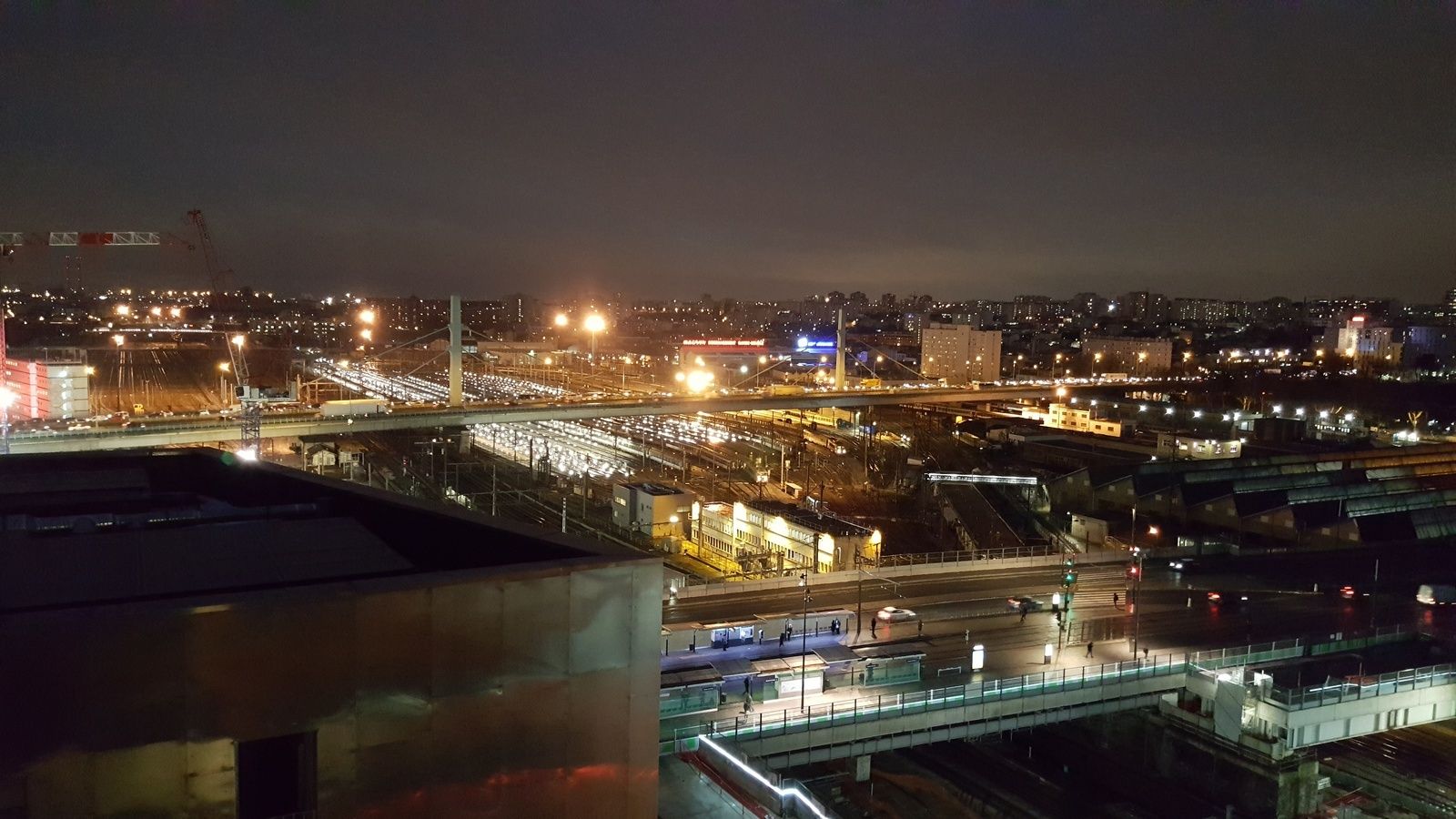 Au 1er plan le tramway, puis le boulevard extérieur, le périphérique