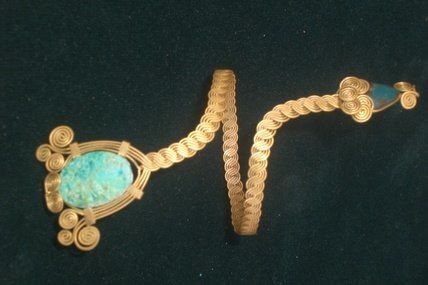 Pachamama Arte : Bijoux artisanaux fait-mains en bronze et macramé avec des pierres semi-précieuses.