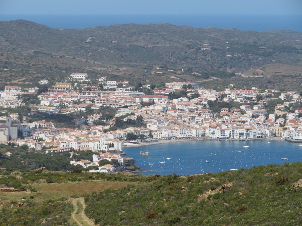 Descente vers CADAQUES
