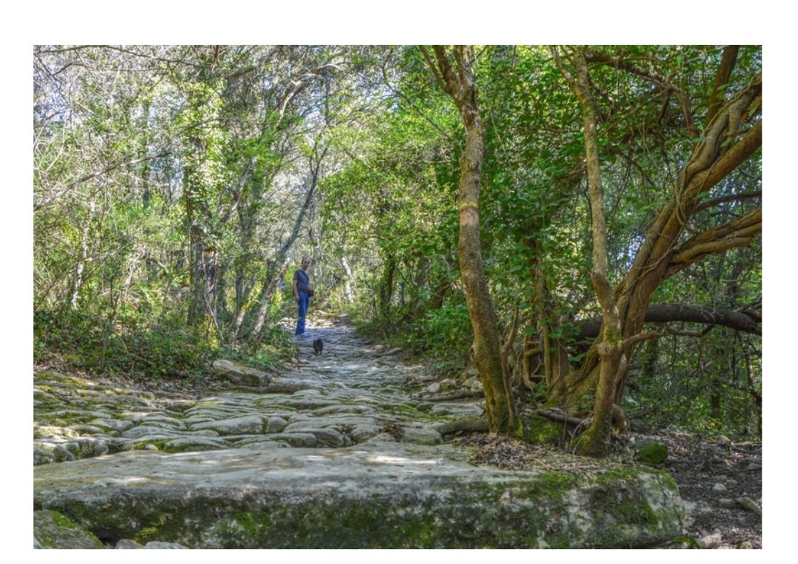 ...........................Gordes-Moulin de la Baume et Bories