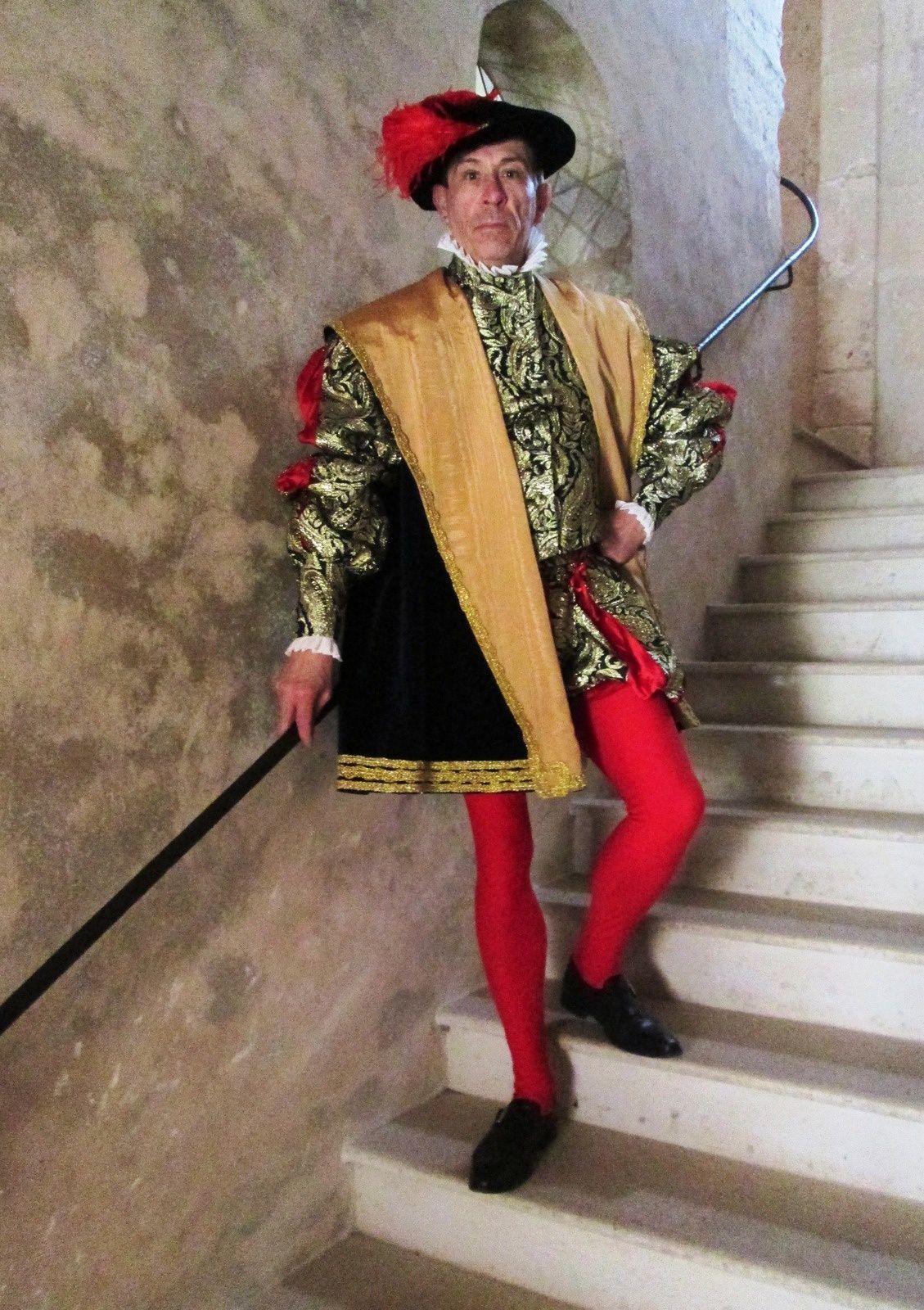 Brice Deshayes costumier, pris en photo dans les escaliers du Château de Villarceaux lors des au journées Au fils des aiguilles 2019