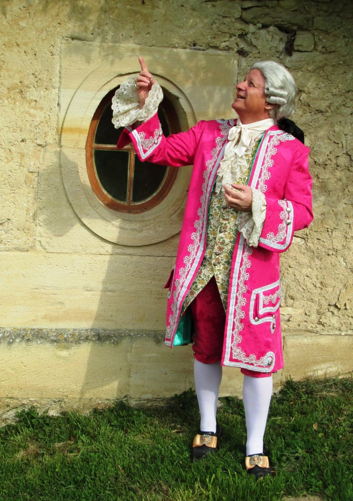 Au Château de Villarceaux, Gyl faisant sa cour à Ninon de Lenclos sous les fenêtre de ses appartements