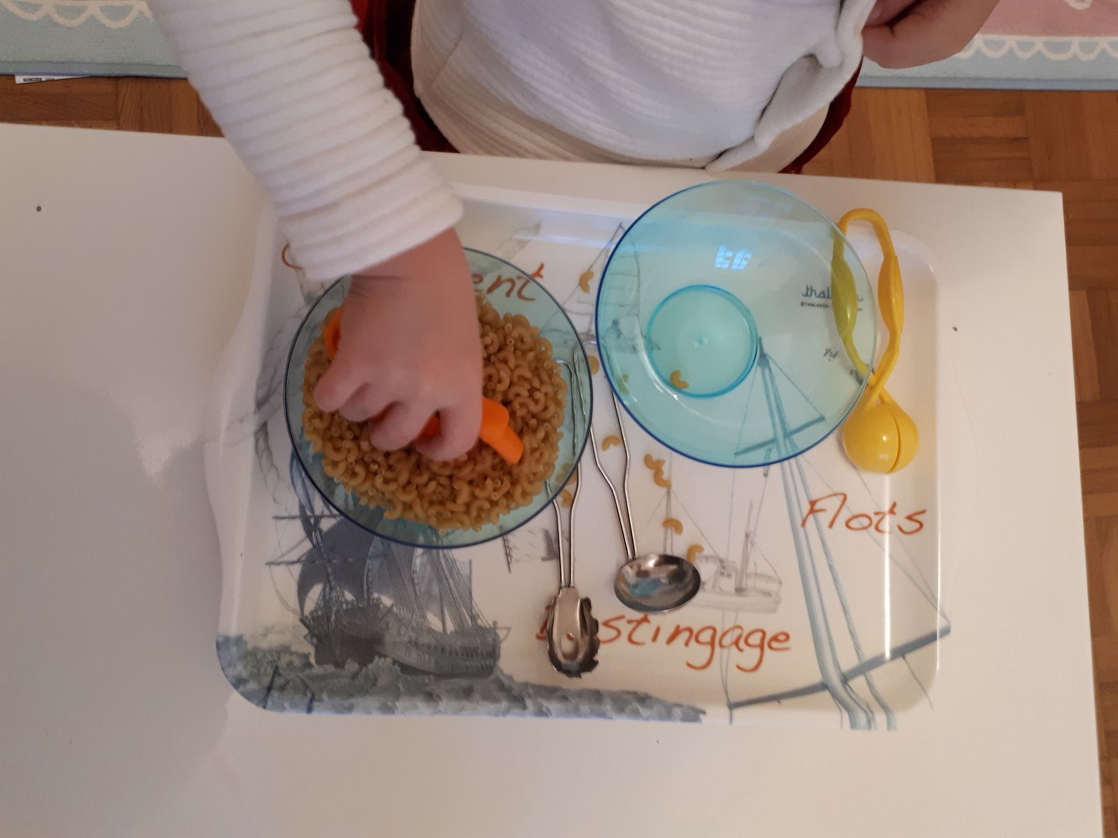 Atelier Montessori pas cher : transvasement à la pince 
