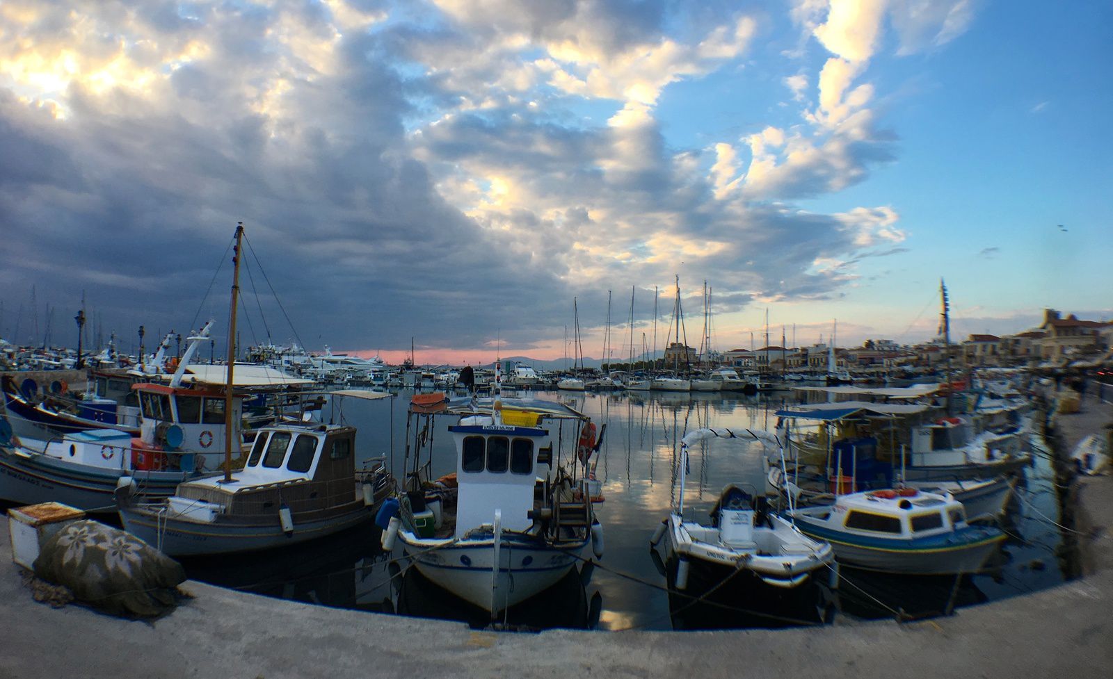 1. Le port d'Aegina un 12 mars 2. En 1h15 depuis le port du Pirée pour 15€ aller-retour, Egine est à vous
