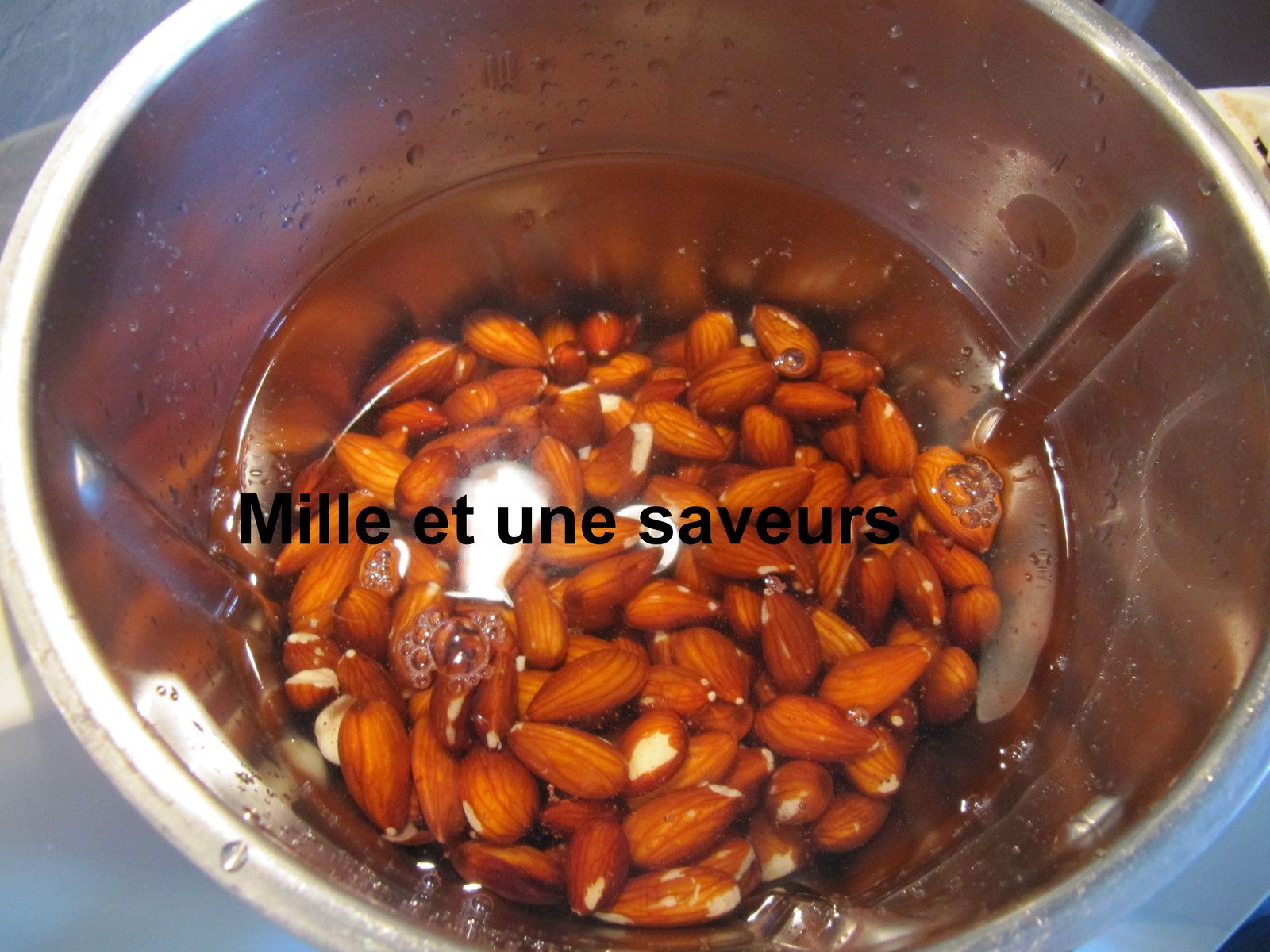 Crème au chocolat avec du lait d'amandes maison faite au thermomix