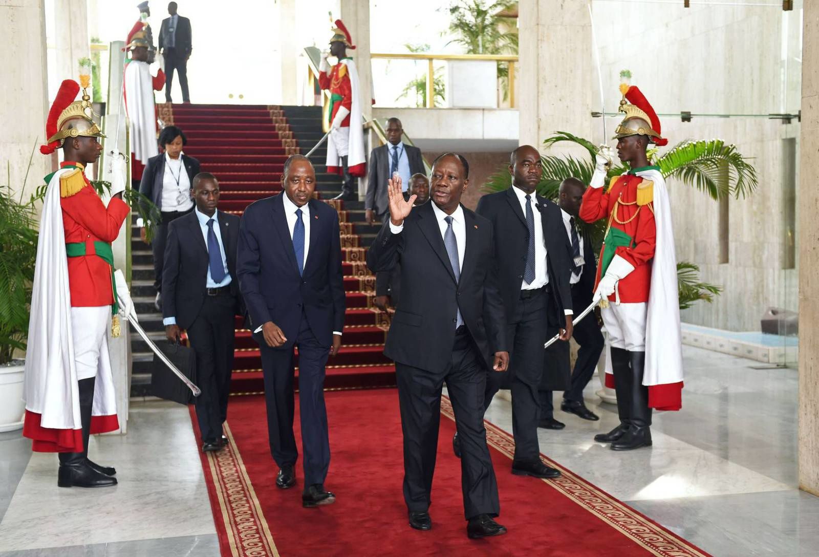 Alassane Ouattara con el nuevo primer ministro del país, Amadou Gon Coulibaly, en la ceremonia de toma de posesión del nuevo vicepresidente, Daniel Kablan Duncan./ SIA KAMBOU (AFP).- El Muni.
