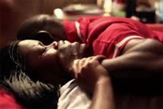 De noche y borracho, un padre confunde a su hija con su mujer.