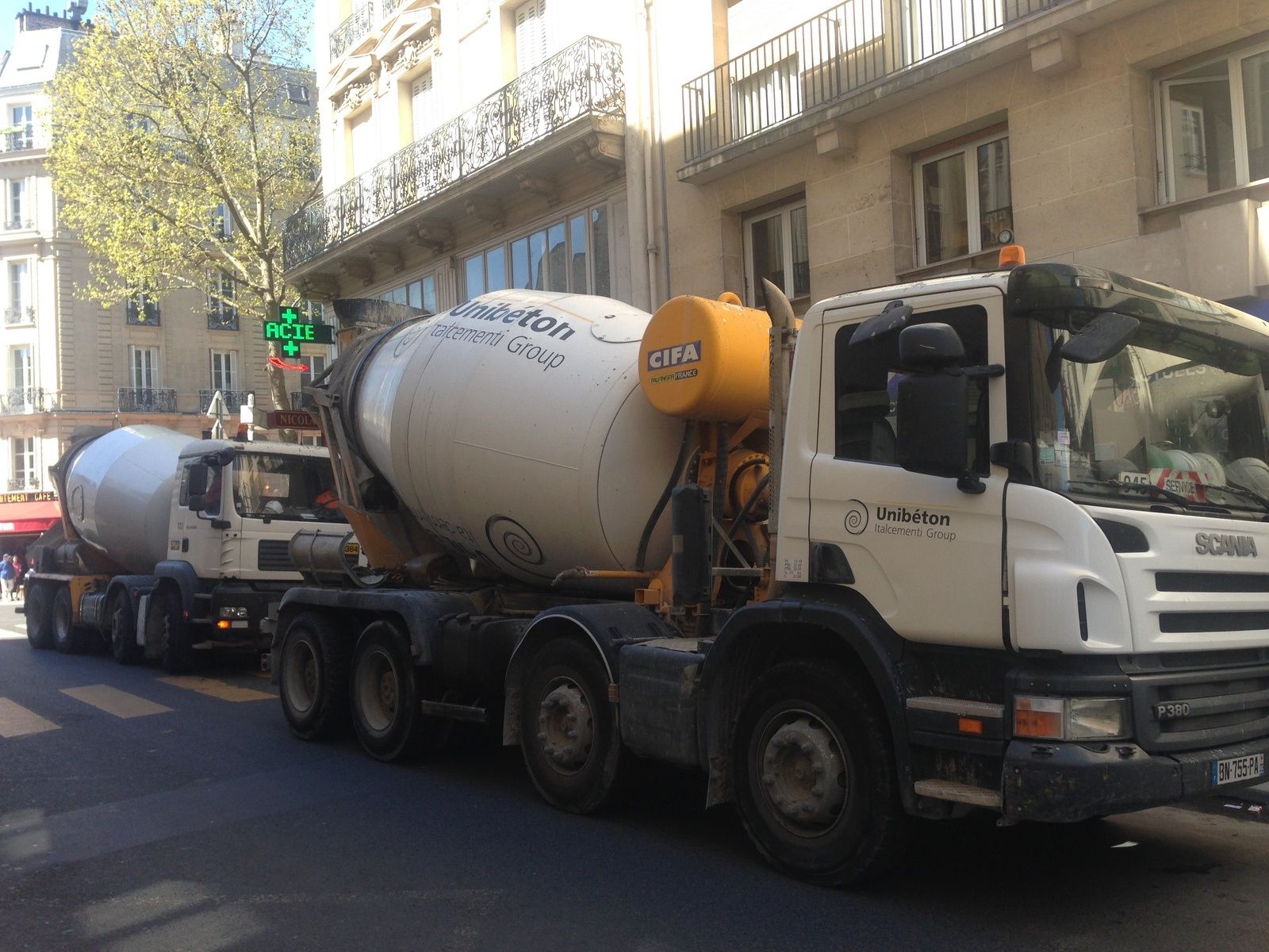 CHANTIER SCHLUMBERGER 42 RUE SAINT DOMINIQUE : COMBIEN FAUT IL DE CAMION  TOUPIE CONTENANT DU BETON POUR APPROVISONNER UN CHANTIER DE 4500m2 ? -  Moïcani - L'Odéonie