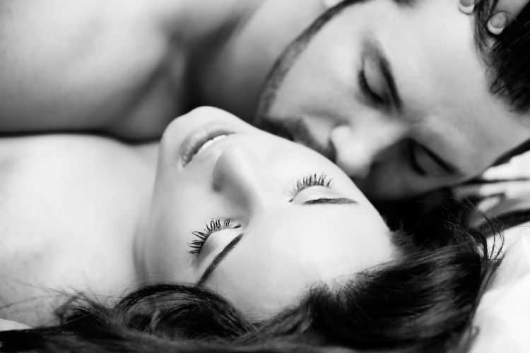 Fille et garcon dans le lit amour [PUNIQRANDLINE-(au-dating-names.txt) 27