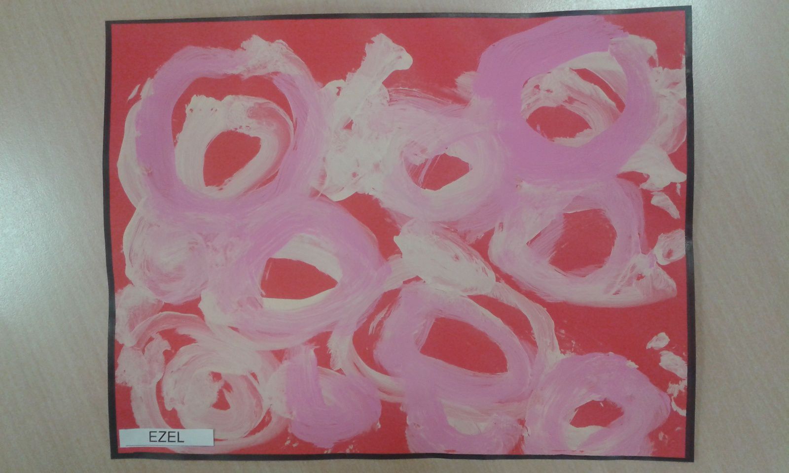 Peinture de ronds avec de la peinture rose pâle, blanche, rose bonbon, fuchsia, sur fond rouge.