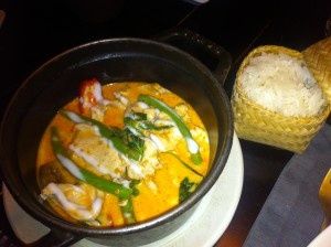 Poulet au curry rouge et riz gluant