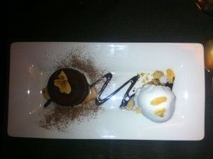 Le gâteau au chocolat et sa boule de glace coco