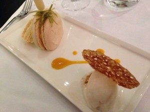 Macaron à la passion et sorbet litchi Macaron à la passion et sorbet litchi