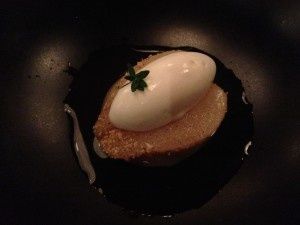 Poire pochée, glace à la pomme de terre et thym