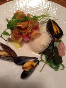 Tartare de veau, coquillages, chips de topinambour et feuille d'huître