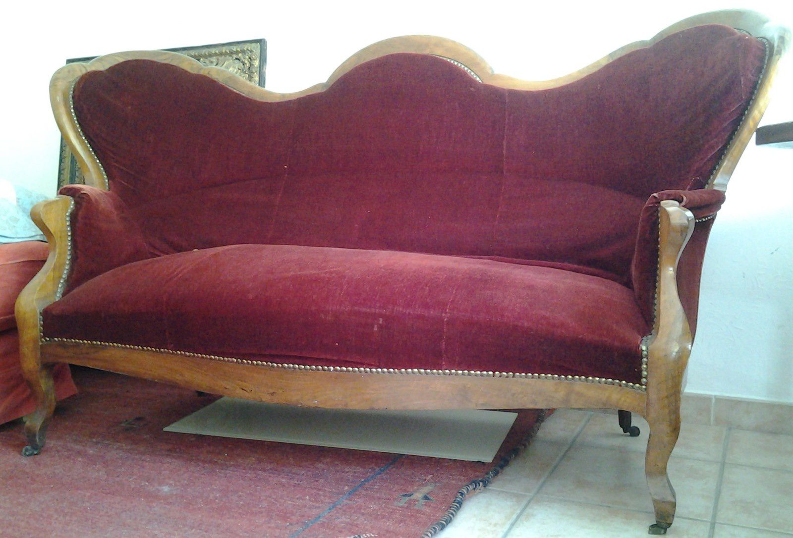 Canapé néo-classique à oreilles Louis Philippe rouge - Vente de Mobilier  Vintage Design Scandinave Années 50 60 70