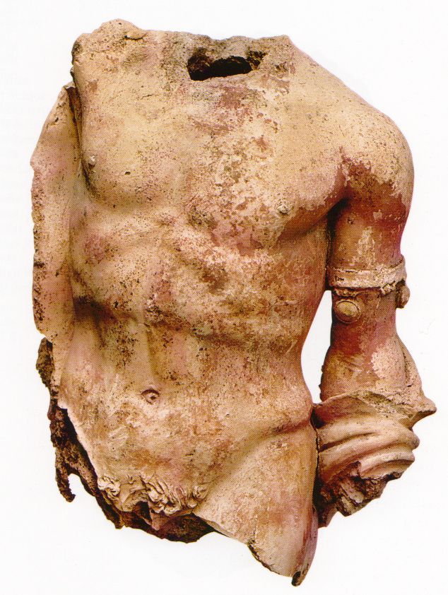 Torse d'homme en terre cuite polychrome du musée archéologique du Duomo (fin Vè-début IVè s. av; J.C.).