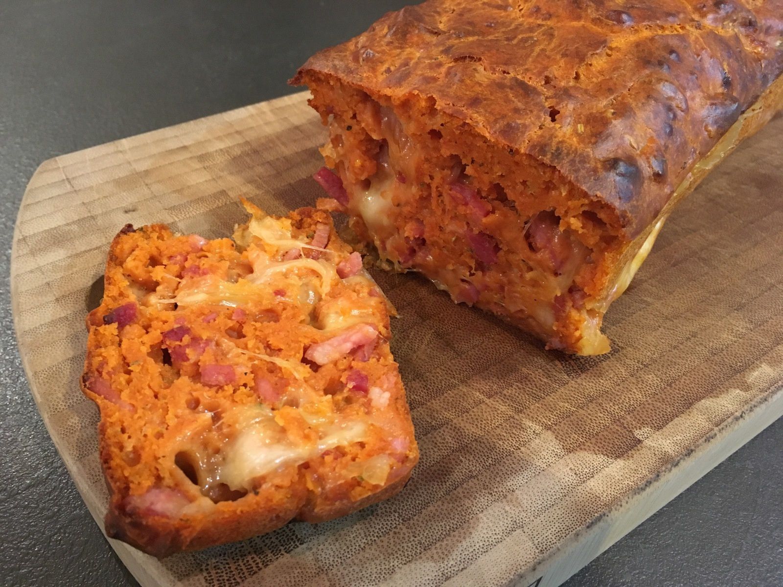 Cake à la tomate, mozzarella et lardons - Les Papilles de Karen