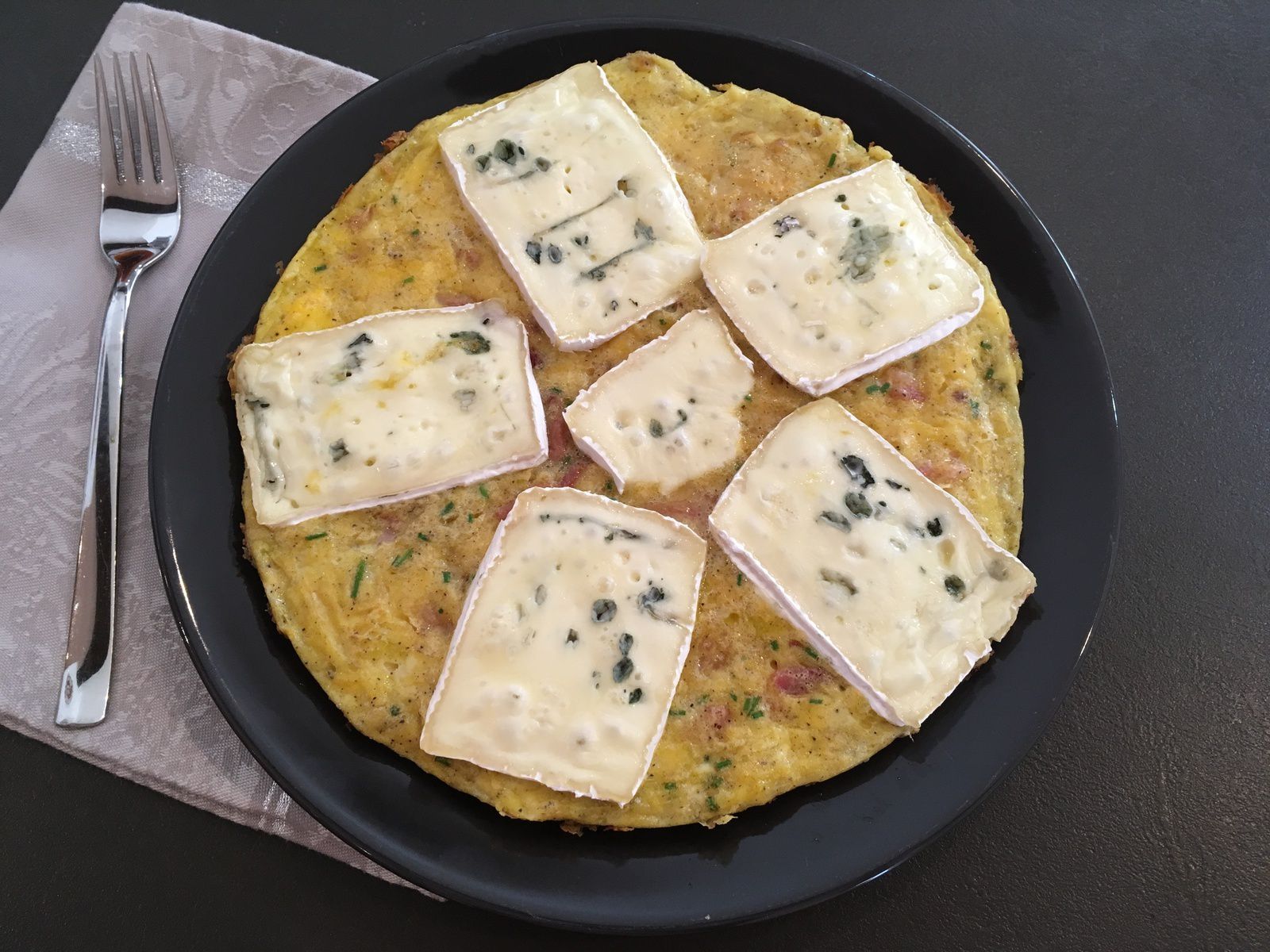 Omelette au Bresse bleu, lardons et ciboulette