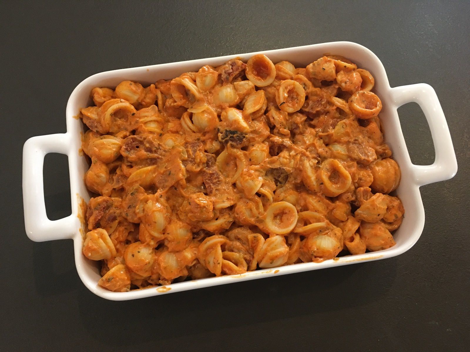 Gratin de pâtes au poulet, chorizo, tomate et origan - Les Papilles de Karen