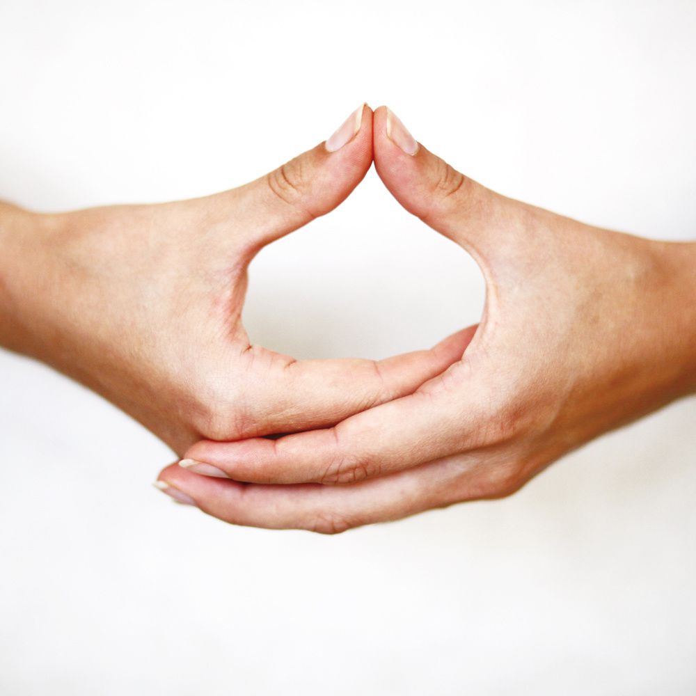 12 positions avec les doigts de vos mains pour vous aider à vous connecter et faire circuler l’énergie 