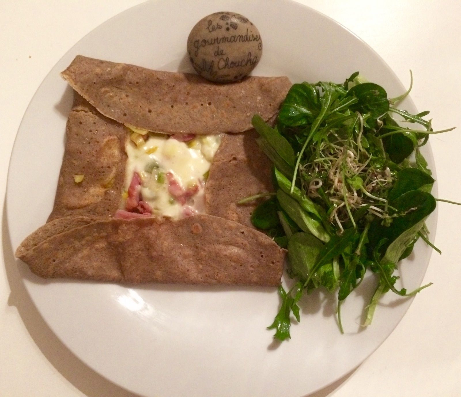 Galette de sarrasin fondue de poireaux, lardons et roblechon Les