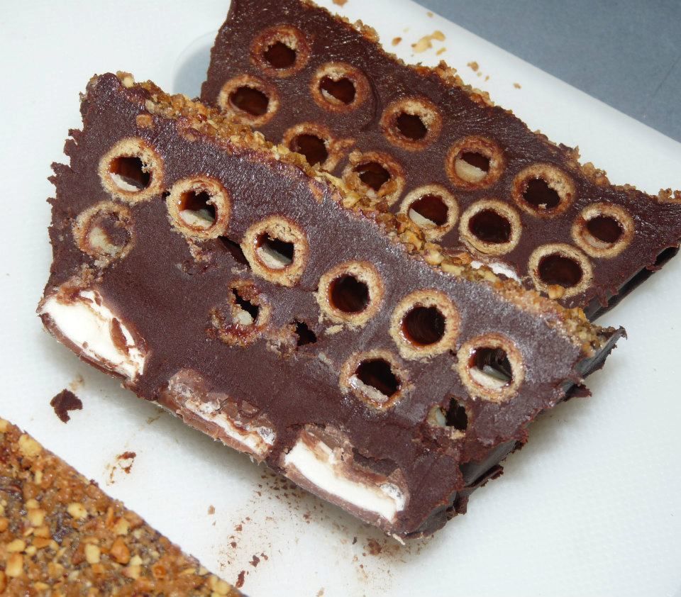 Gâteau au chocolat, pailles d'or et oursons - KINEKAKREA