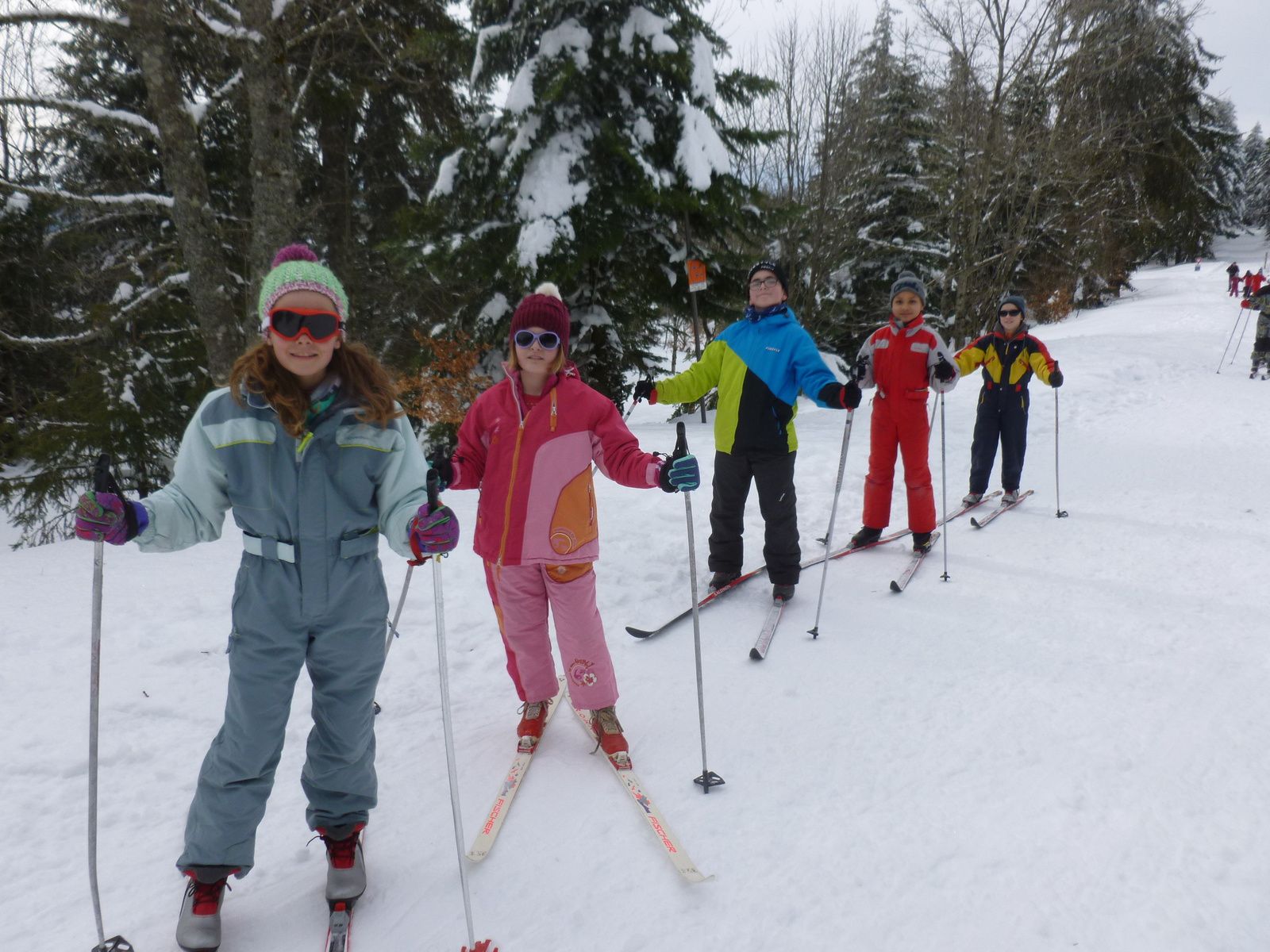 Les CM1 et CM2 sont allés skier à l'Aigoual, une belle journée et beaucoup de neige.